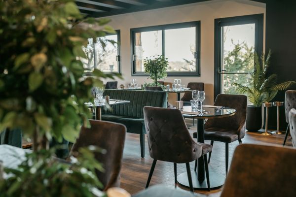 Chaise restaurant séville : élégance en simili cuir noir